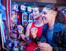 Layar permainan slot online dengan tema modern